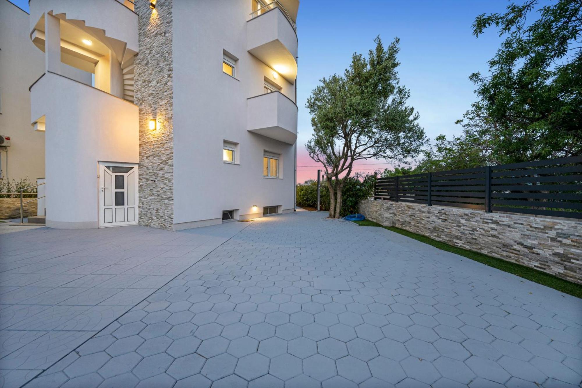Aquarius Apartments - Beachside With Heated Pool Vodice Dış mekan fotoğraf