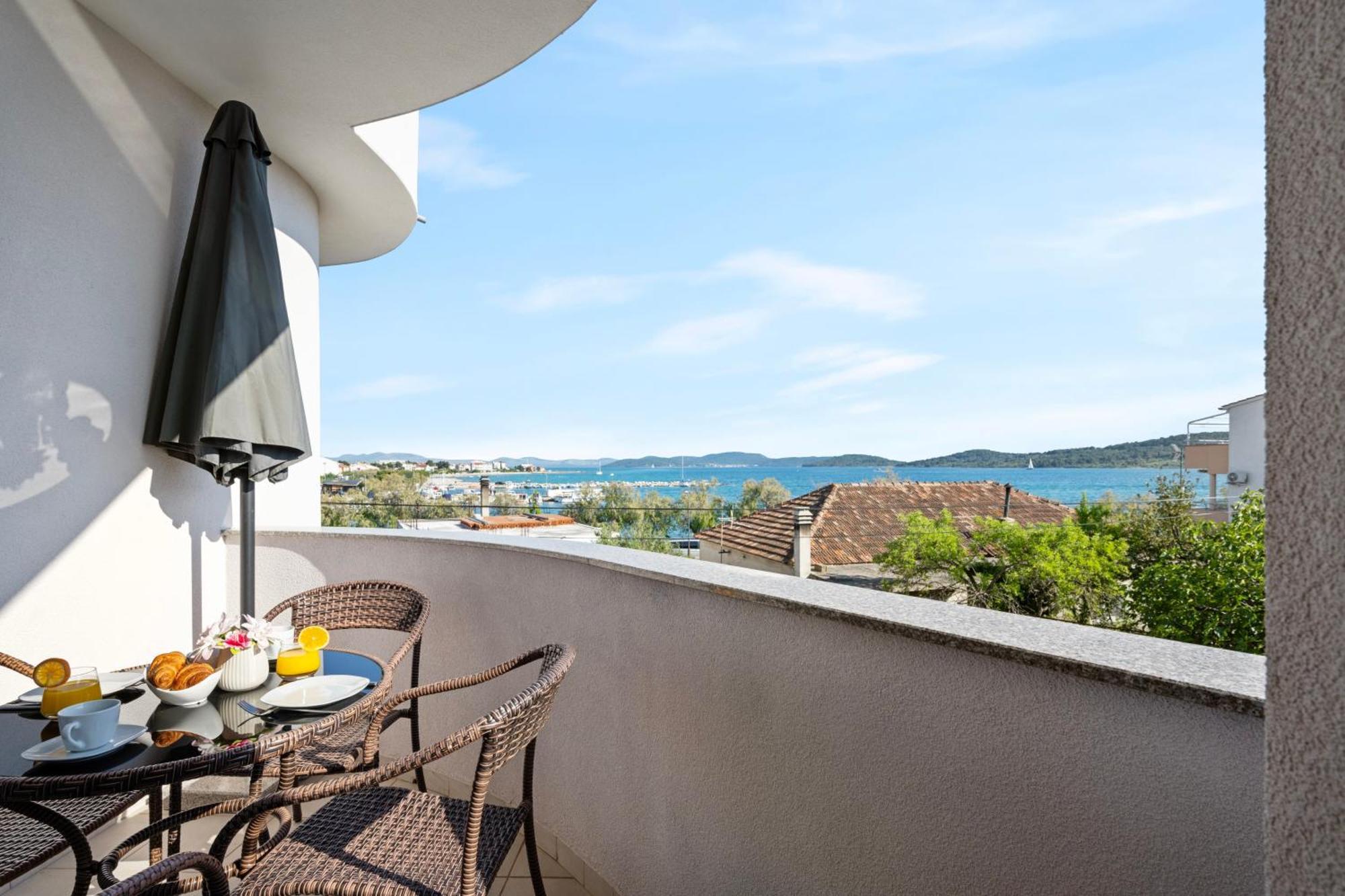 Aquarius Apartments - Beachside With Heated Pool Vodice Dış mekan fotoğraf