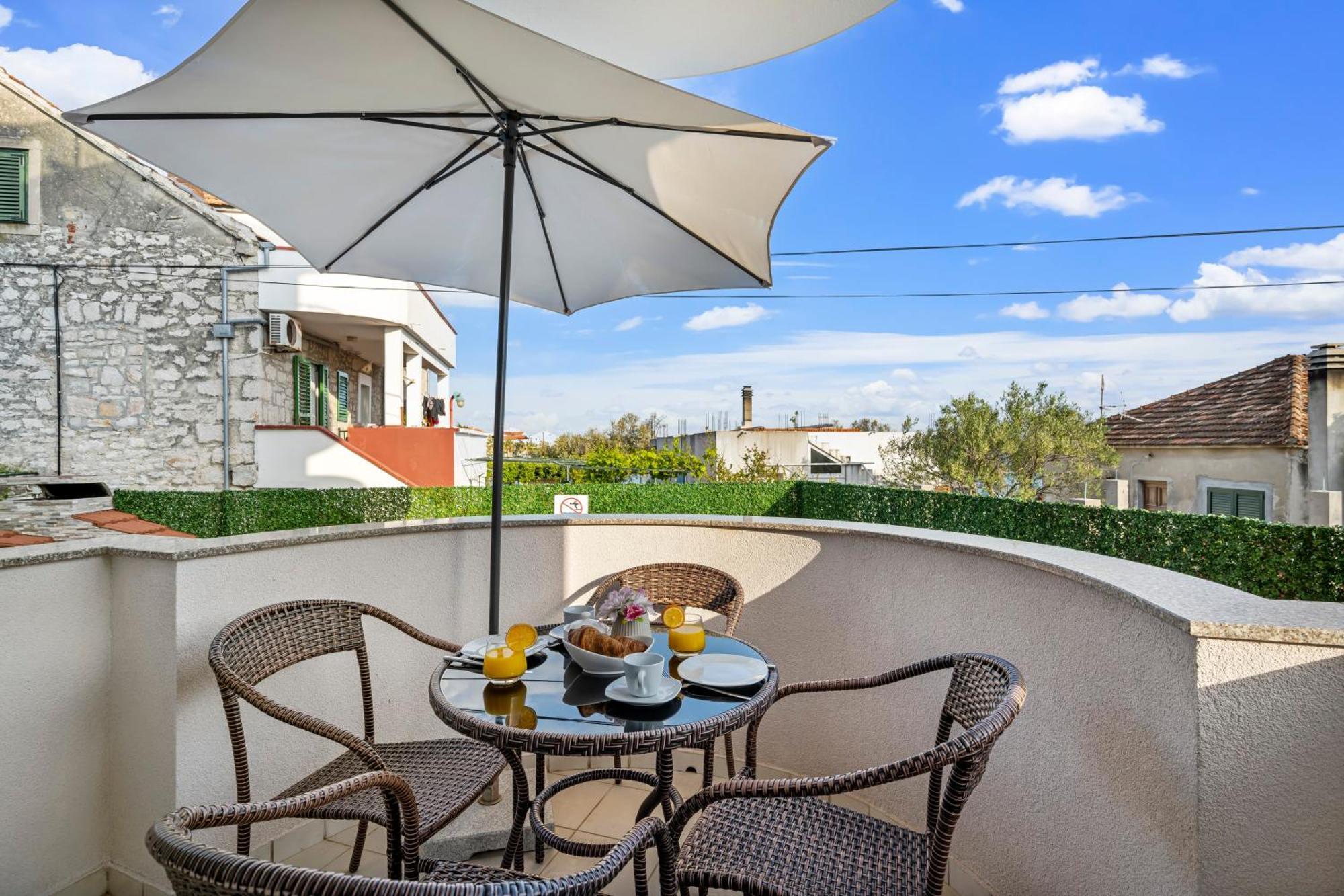 Aquarius Apartments - Beachside With Heated Pool Vodice Oda fotoğraf