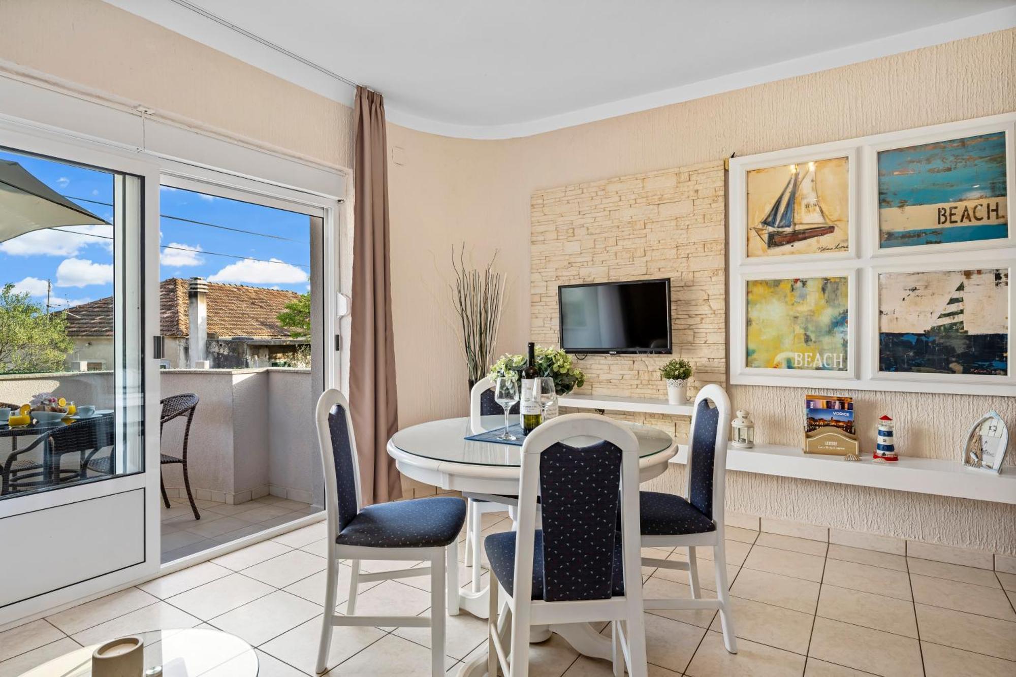 Aquarius Apartments - Beachside With Heated Pool Vodice Oda fotoğraf