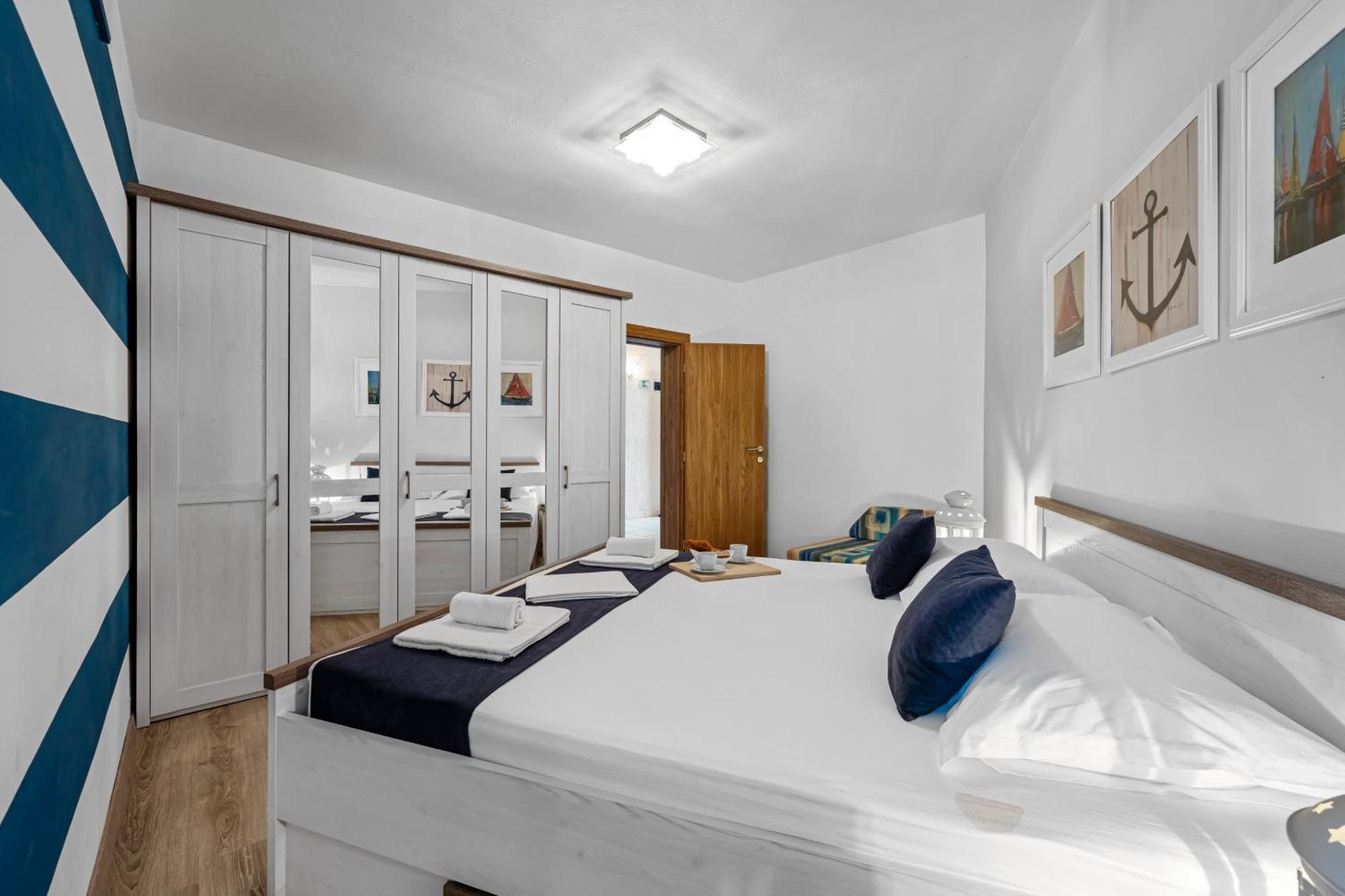 Aquarius Apartments - Beachside With Heated Pool Vodice Oda fotoğraf