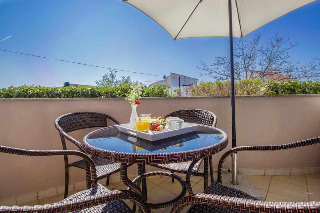 Aquarius Apartments - Beachside With Heated Pool Vodice Dış mekan fotoğraf