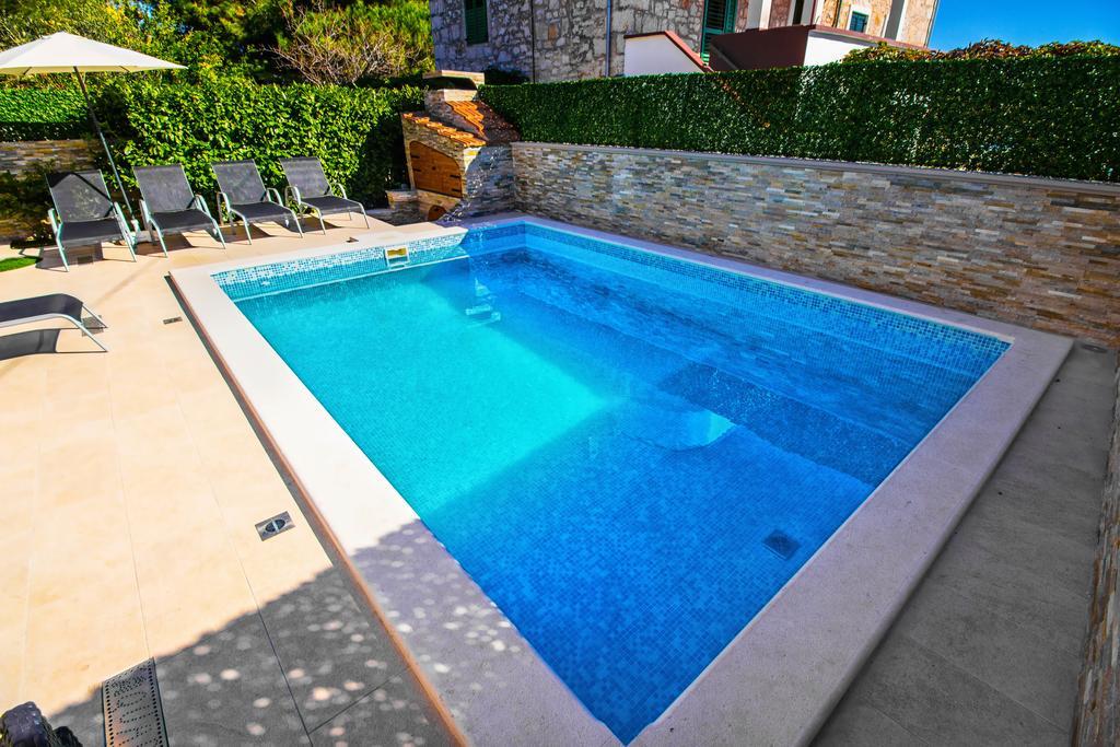 Aquarius Apartments - Beachside With Heated Pool Vodice Dış mekan fotoğraf